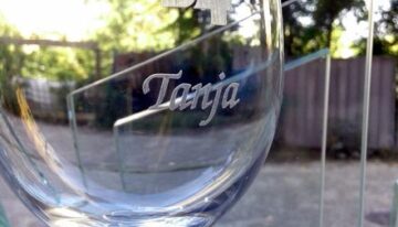 Graviran kozarec za vino